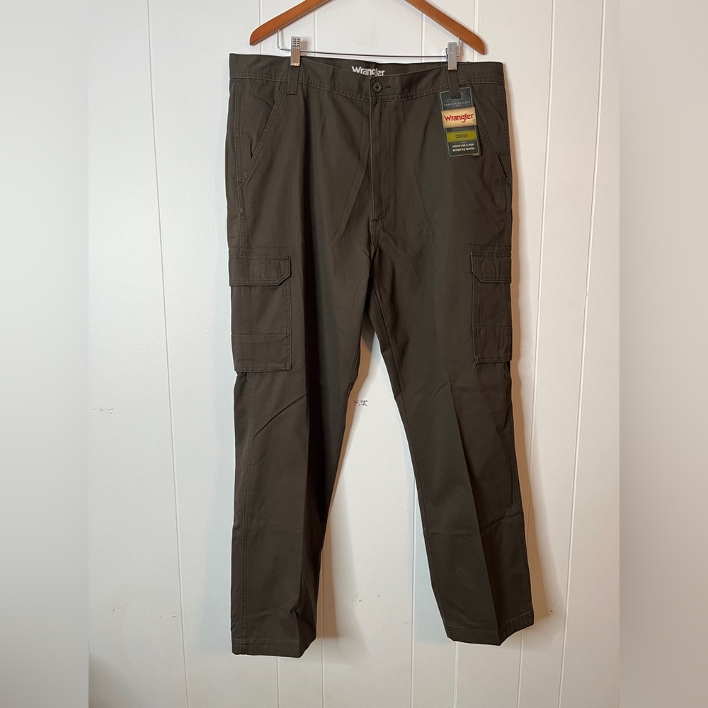 NWT Wrangler 40x32 Men's Brown Cargo Pants Relaxed Fit Straight Leg